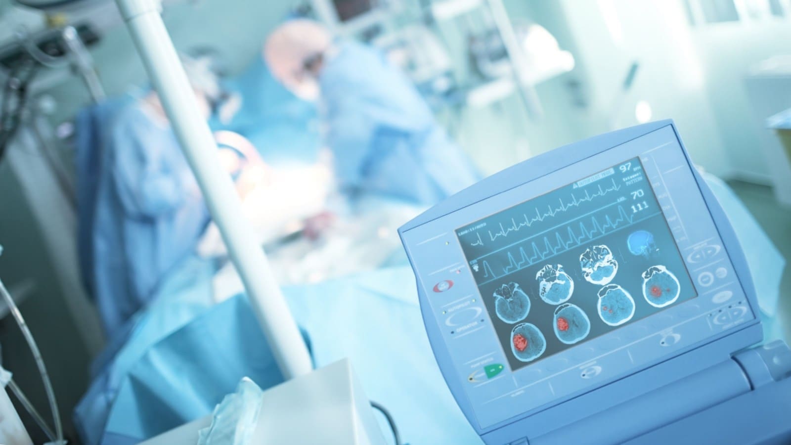 Operation in the ICU with a brain scan equipment